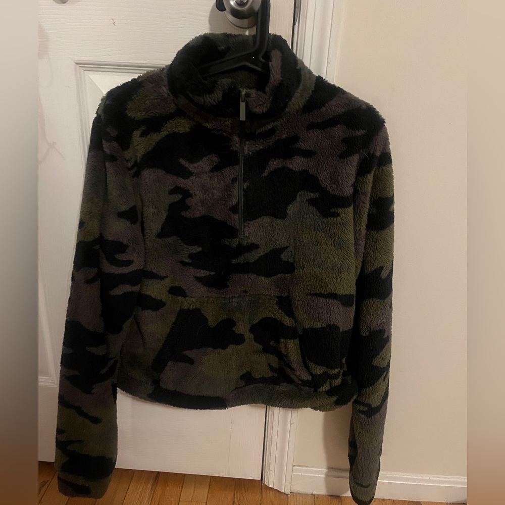 Camo cropped hoodie